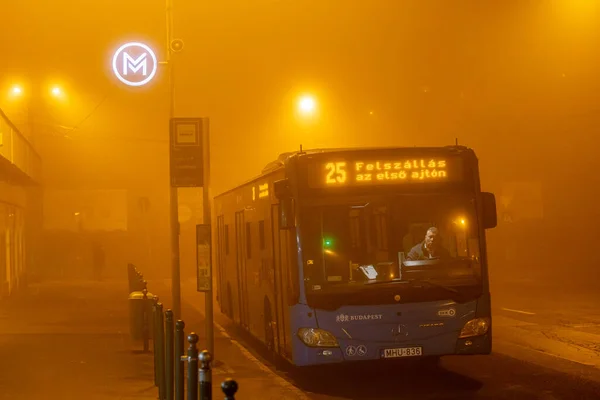 Budapest Hongarije Een Bushalte Mist Nachts Bij Het Station Mexiko — Stockfoto