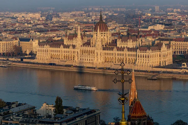 Будапешт Венгрия Вид Здание Парламента Стороны Церкви — стоковое фото