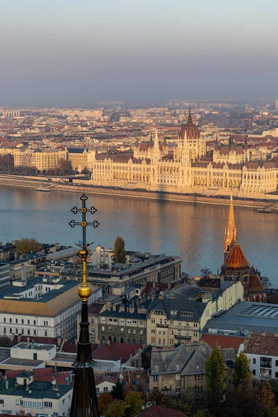 Будапешт Венгрия Вид Здание Парламента Стороны Церкви — стоковое фото