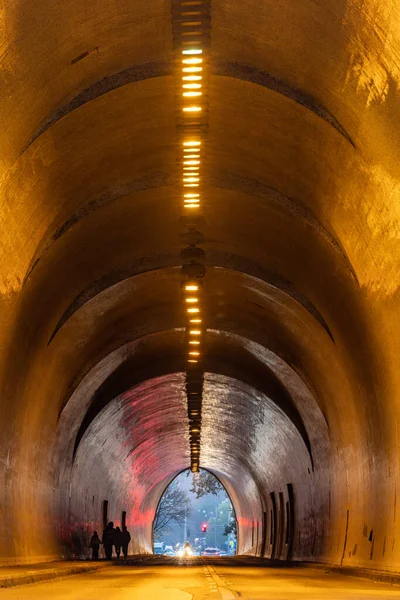 ブダペスト ハンガリー大統領宮殿の下でブダの車のトンネルを歩く人々は ブダ城トンネルとして知られています — ストック写真