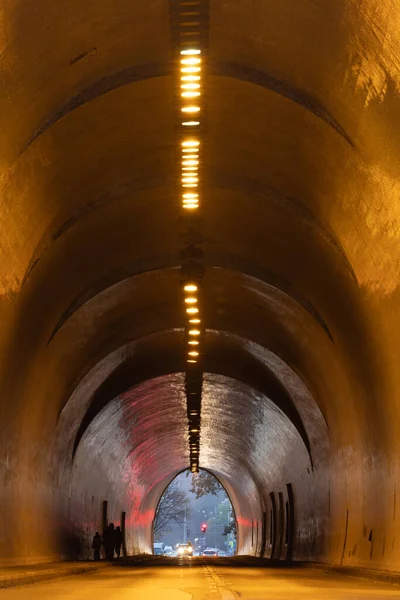 Budapest Hongrie Les Gens Traversent Tunnel Voiture Buda Sous Palais — Photo