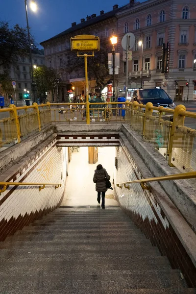 Budapest Hungría Una Persona Desciende Estación Metro Oktogon — Foto de Stock