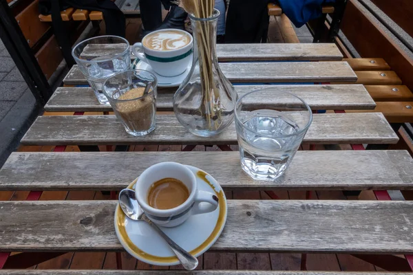 Budapest Ungarn Ein Cappuccino Und Ein Espresso Auf Einem Tisch — Stockfoto