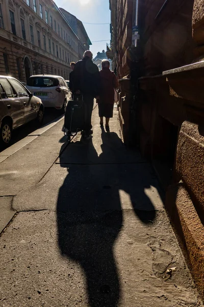 Budapest Ungarn Ældre Par Sollyset Trækker Indkøbskurv Vej Til Marked - Stock-foto