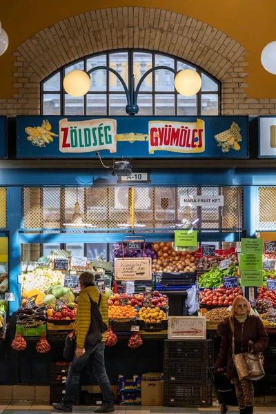 匈牙利布达佩斯中央市场大厅的一个蔬菜摊位 — 图库照片
