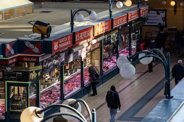 中央市場ホールのブダペスト ハンガリーの肉屋 — ストック写真
