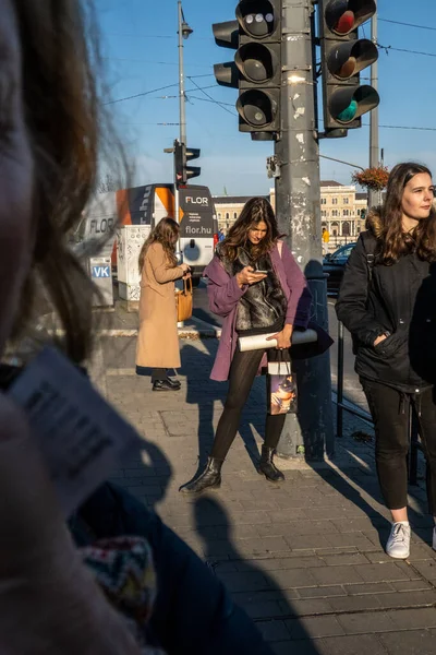 Budapeszt Węgry Młoda Piękna Kobieta Czeka Przystanku Tramwajowym Bagnem Telefonem — Zdjęcie stockowe