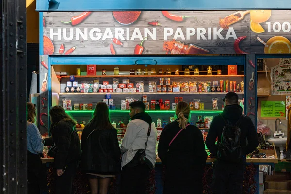 Budapešť Maďarsko Nakupující Centrálním Trhu Hal Stánku Maďarskou Paprikou — Stock fotografie