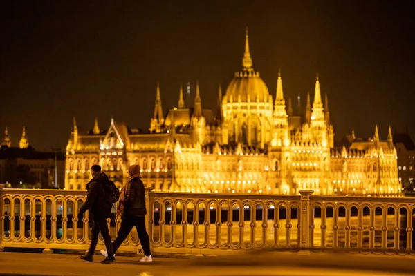 Budapest Ungheria Gente Attraversa Notte Ponte Margherita Con Vista Sull — Foto Stock