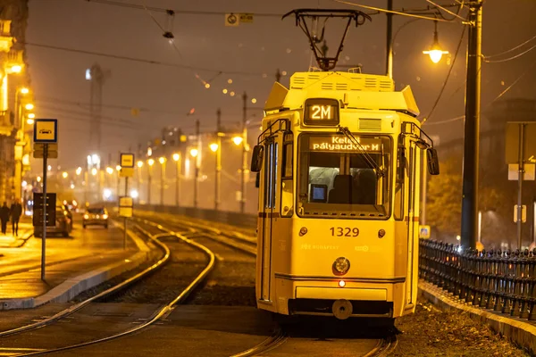 Budapest Hongrie Tram Numéro Près Parlement Par Une Nuit Brouillard — Photo