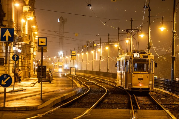 Будапешт Угорщина Трамвай Біля Парламенту Мокру Туманну Ніч — стокове фото