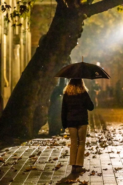 Budapest Ungheria Una Donna Strada Sotto Pioggia Notte Con Ombrello — Foto Stock