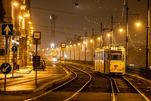 Budapešť Maďarsko Tramvaj Číslo Poblíž Parlamentu Mokré Mlhavé Noci — Stock fotografie