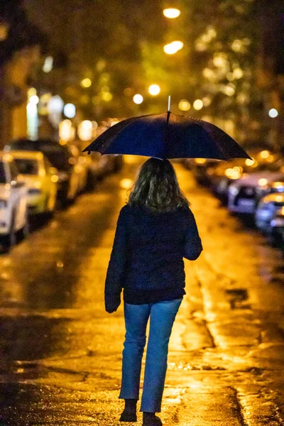 Budapest Ungheria Una Donna Strada Sotto Pioggia Notte Con Ombrello — Foto Stock