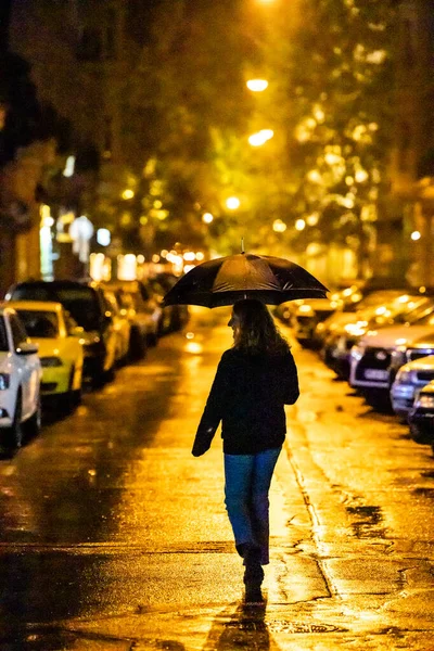 Budapest Ungheria Una Donna Strada Sotto Pioggia Notte Con Ombrello — Foto Stock