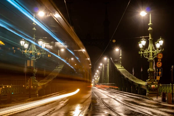 Budapest Hongarije Een Tram Nachts Steekt Liberty Bridge Donau — Stockfoto