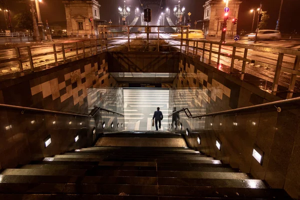 Budapeste Hungria Homem Desce Noite Uma Passagem Uma Estação Metrô — Fotografia de Stock