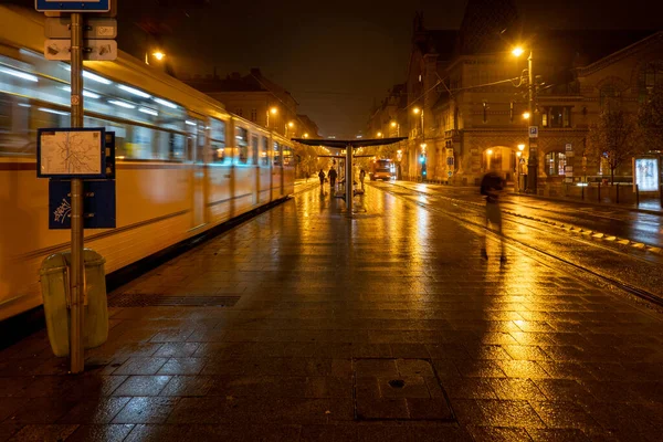 Будапешт Венгрия Люди Трамвайной Платформе Ночью Трамвайной Станции — стоковое фото