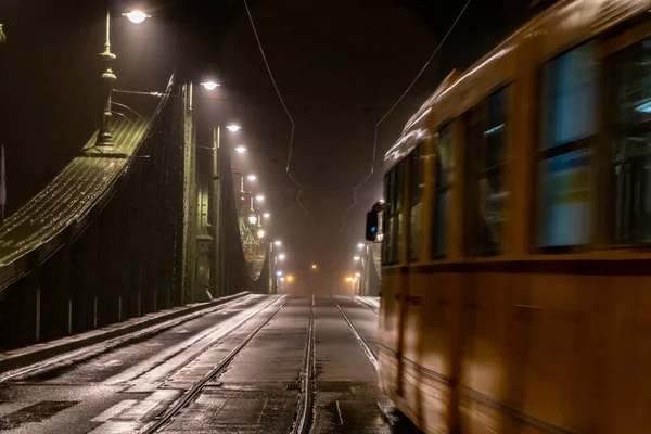 Будапешт Венгрия Трамвай Ночью Пересекает Мост Свободы Через Дунай — стоковое фото