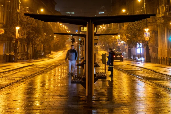 Будапешт Венгрия Люди Трамвайной Платформе Ночью Трамвайной Станции — стоковое фото