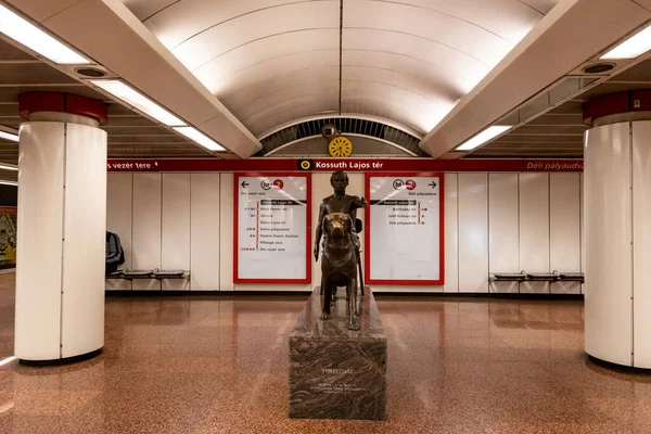 Budapeşte, Macaristan Sanatçı Laszlo Mtys Olh 'un Kossuth Lajos metro istasyonunda bir köpek heykeli bulunan tarihi Tiresias.