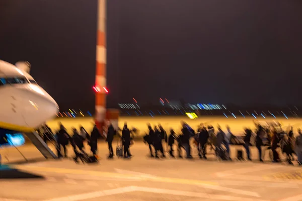 Budapest Magyarország Ryanair Járatának Utasai Kifutópályán — Stock Fotó