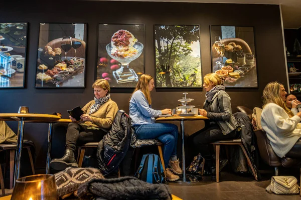 Copenhague Dinamarca Personas Dentro Acogedor Café Comiendo Pasteles Tomando Café —  Fotos de Stock