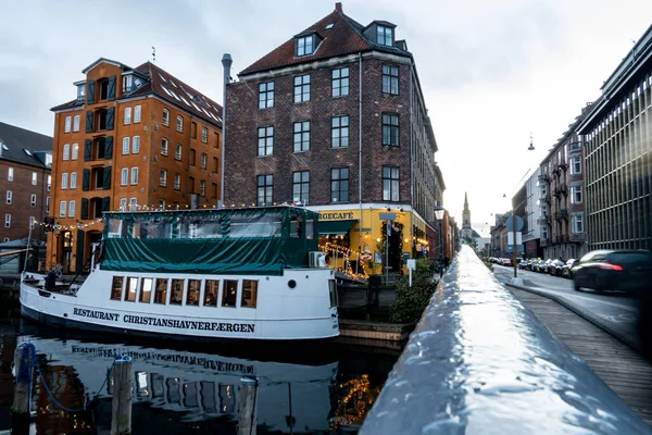 Copenhague Dinamarca Pequeño Barco Restaurante Está Atracado Canal Christianshavn — Foto de Stock