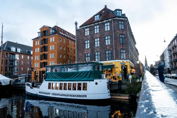 Kodaň Dánsko Kanálu Christianshavn Kotví Malý Restaurační Člun — Stock fotografie