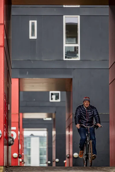 Koppenhága Dánia Egy Férfi Biciklizik Egy Modern Lakóparkban Déli Kikötőben — Stock Fotó