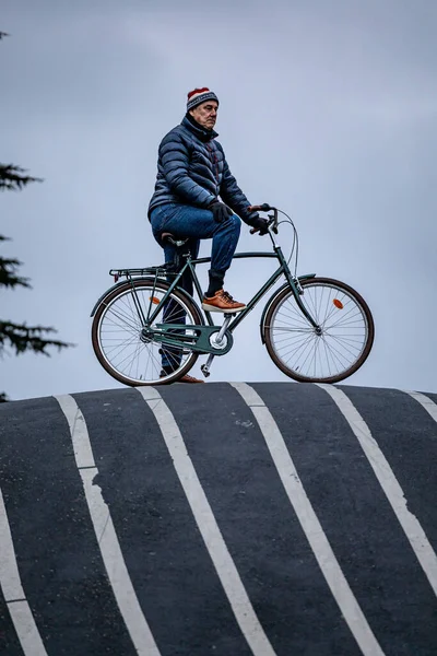 Koppenhága Dánia Egy Férfi Áll Egy Kerékpáron Superkilen Parkban Norrebro — Stock Fotó