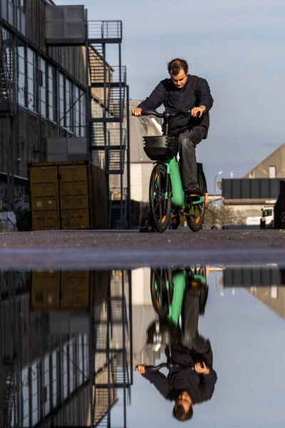Copenhague Danemark Jeune Homme Fait Location Vélos Dans Quartier Industriel — Photo