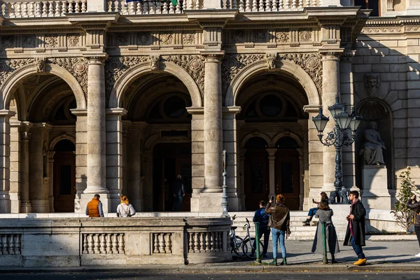 Будапешт Венгрия Люди Перед Будапештской Оперой — стоковое фото