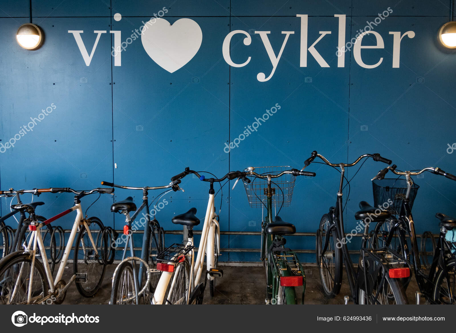 Κοπεγχάγη Δανία Ένας Χώρος Στάθμευσης Ποδηλάτων Στο Εμπορικό Κέντρο  Fisketorvet – Εκδοτική Εικόνα Αρχείου © Alexander2323 #624993436