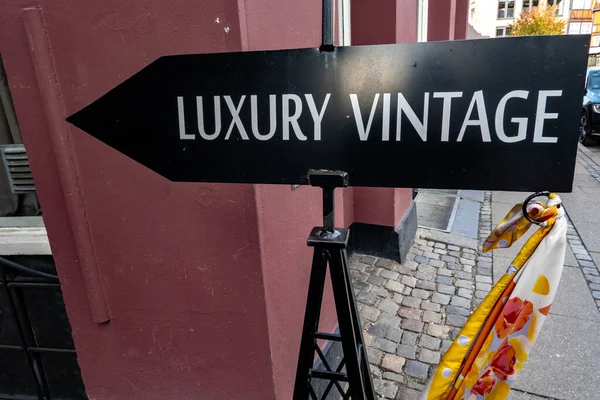 Copenhague Dinamarca Sinal Preto Aponta Para Uma Loja Luxo Vintage — Fotografia de Stock