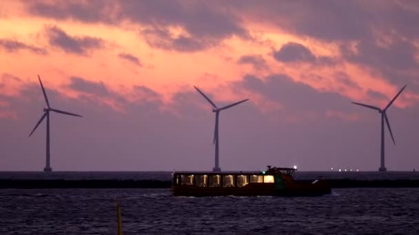 Copenhague Dinamarca Turbinas Eólicas Amanecer Giran Sobre Estrecho Oresund Mientras — Vídeo de stock