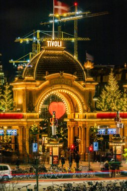 Kopenhag, Danimarka Geceleri Tivoli Bahçeleri eğlence parkının girişi.