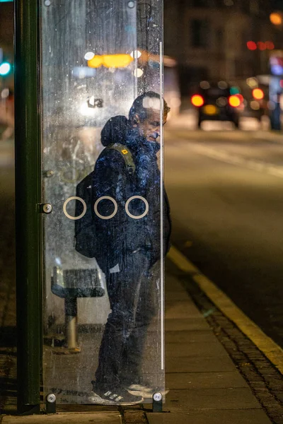 Copenhague Dinamarca Hombre Espera Una Parada Autobús Por Mañana Temprano — Foto de Stock