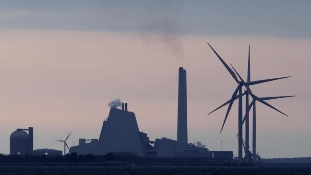 デンマーク コペンハーゲンのアヴェドレ発電所の大型風力タービン — ストック動画