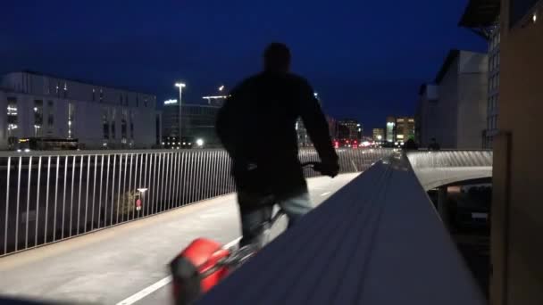 Копенгаген Данія Велосипедист Велосипедній Доріжці Cykelslangen Районі Fisketorvet — стокове відео