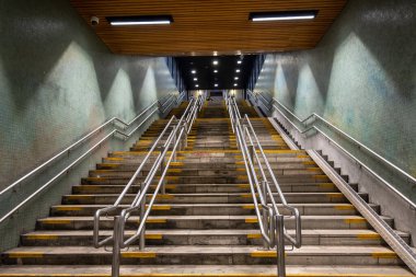 Sydhavn banliyö tren istasyonundaki Kopenhag, Danimarka Merdivenleri.