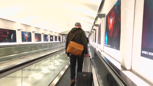 Washington Usa Man Walks Moving Sidewalk New Dulles Airport Metro — Stock Video