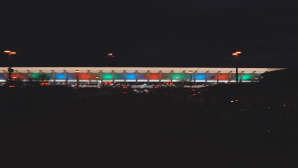 美国华盛顿杜勒斯机场杜勒斯机场夜间的主要候机楼在夜间的停车场被发现 — 图库视频影像