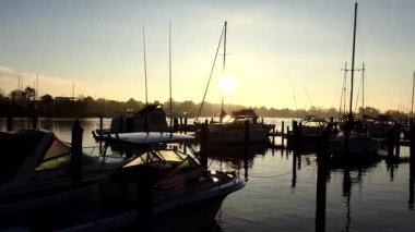 Solomons, Maryland USA Chesapeake Körfezi 'ndeki Patuxent Nehri' nde bir marina üzerinde gün doğumu manzarası. 