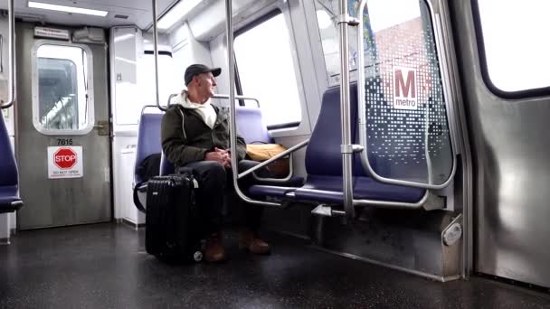 Washington Usa Hombre Sienta Con Equipaje Nueva Línea Metro Silver — Vídeos de Stock