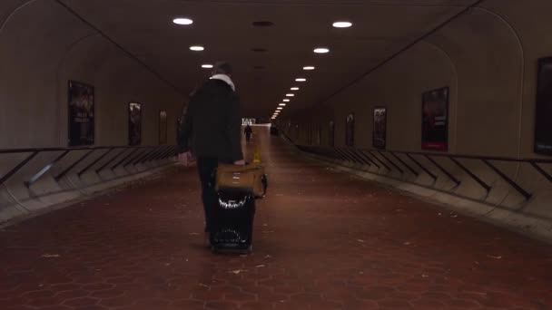 马里兰森林格伦美国 在华盛顿特区地铁红线入口的隧道里提包的行人 — 图库视频影像
