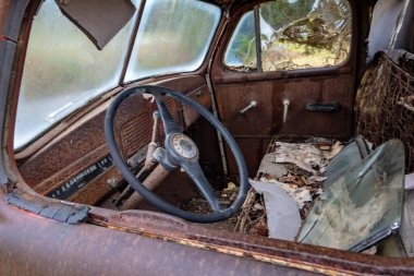 Solomons, Maryland, ABD Çiftçi tarlasına park edilmiş paslı eski bir araba.