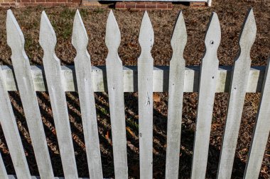 Sotterley, Maryland USA Sotterley malikânesi ve çiftliğinde beyaz bir çit..