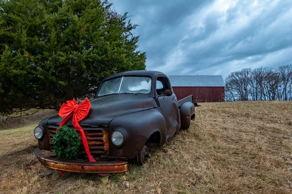 Solomons Maryland Usa Ένα Σκουριασμένο Παλιό Αυτοκίνητο Μια Κόκκινη Κορδέλα — Φωτογραφία Αρχείου