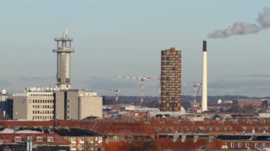 Kopenhag, Danimarka karları şehrin çatılarını ve Frederiksberg bölgesinin manzarasını kaplıyor.. 